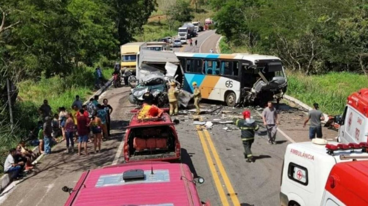 Acidente entre caminhão e ônibus deixa 25 pessoas feridas e um morto na BR-356