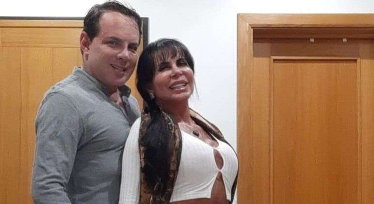 Marido de Gretchen rebate críticas à cantora por causa de plásticas no corpo: 'Ela pode fazer o que quiser'