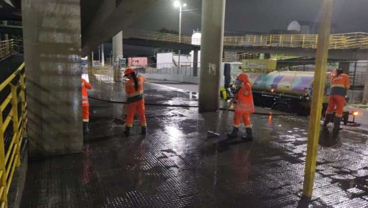 Prefeitura de Manaus realiza lavagem nos terminais da cidade