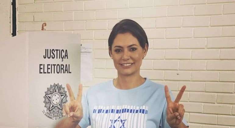 Michelle Bolsonaro vota em Ceilândia, região administrativa do DF