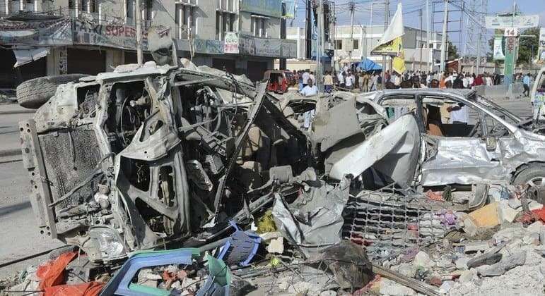 Sobe para 100 o número de mortos após ataque com dois carros-bomba na Somália