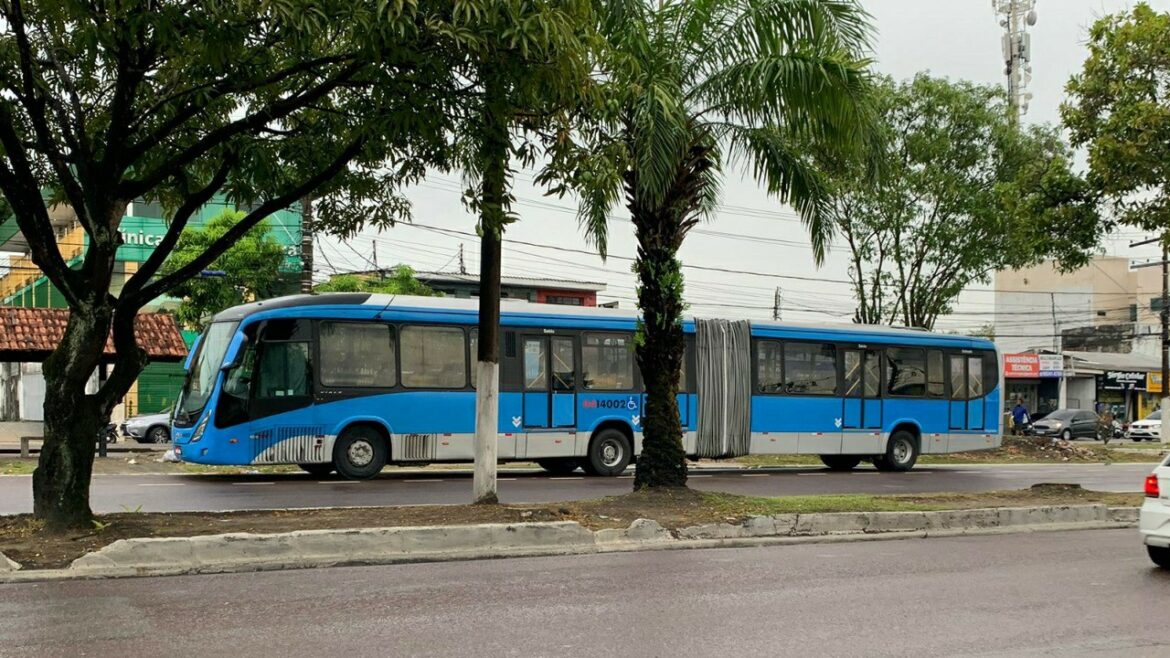 Passageiros do ônibus 640 são vítimas de assaltantes na avenida Max Teixeira