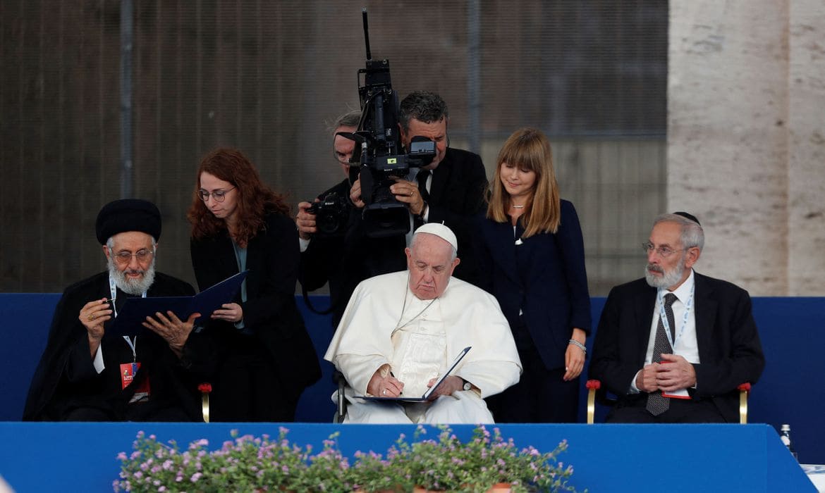 Papa faz apelo para evitar ameaça de guerra nuclear na Ucrânia