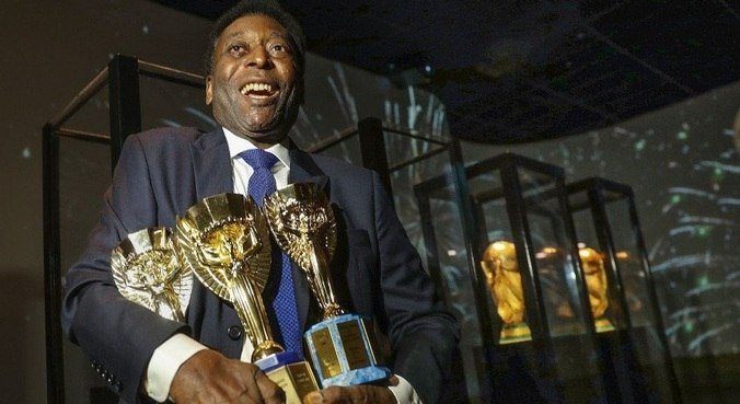 Maior artilheiro da seleção, Pelé completa 82 anos