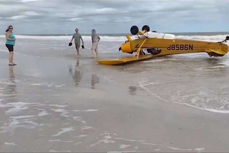 Piloto em emergência pousa avião de cabeça para baixo em praia