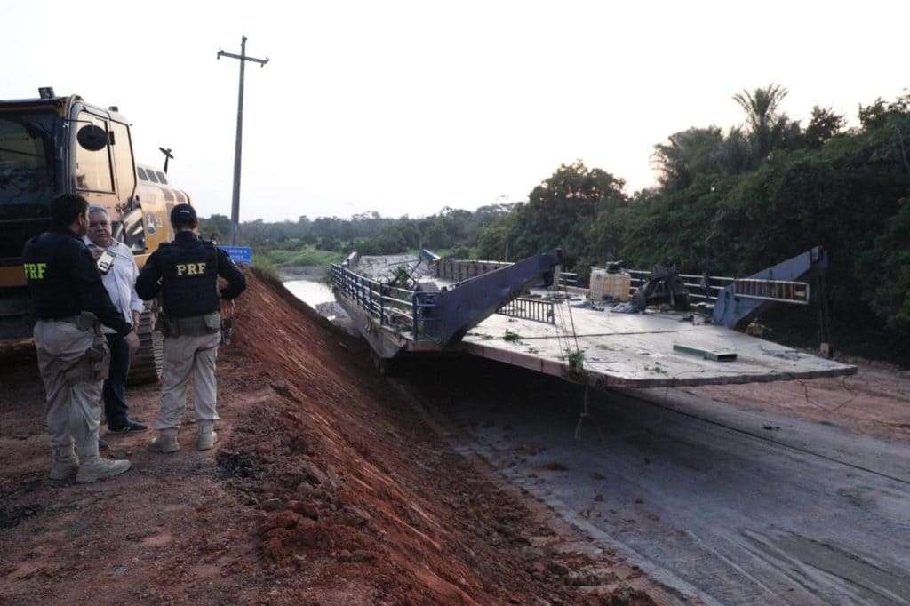 Balsa inicia travessia de veículos pedestres e cargas sobre o Rio Curuçá após queda de ponte no AM