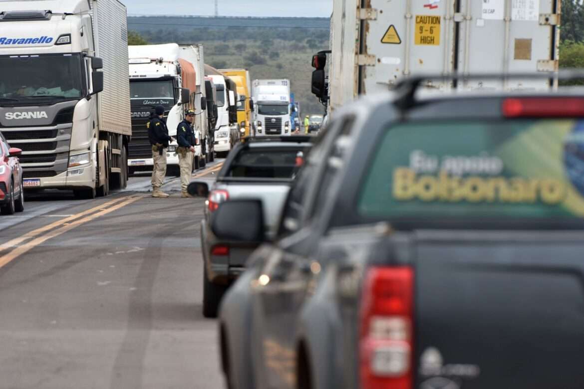 Justiça determina a prisão preventiva de três suspeitos de bloqueio de rodovias em MT