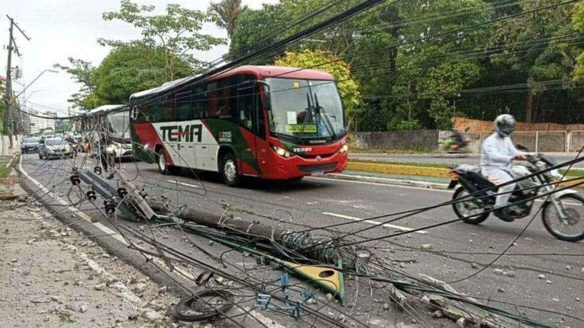 Caminhão derruba poste e congestiona avenida importante de Manaus