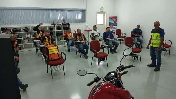 Prefeitura de Manaus promove curso de pilotagem defensiva para mototaxistas da capital