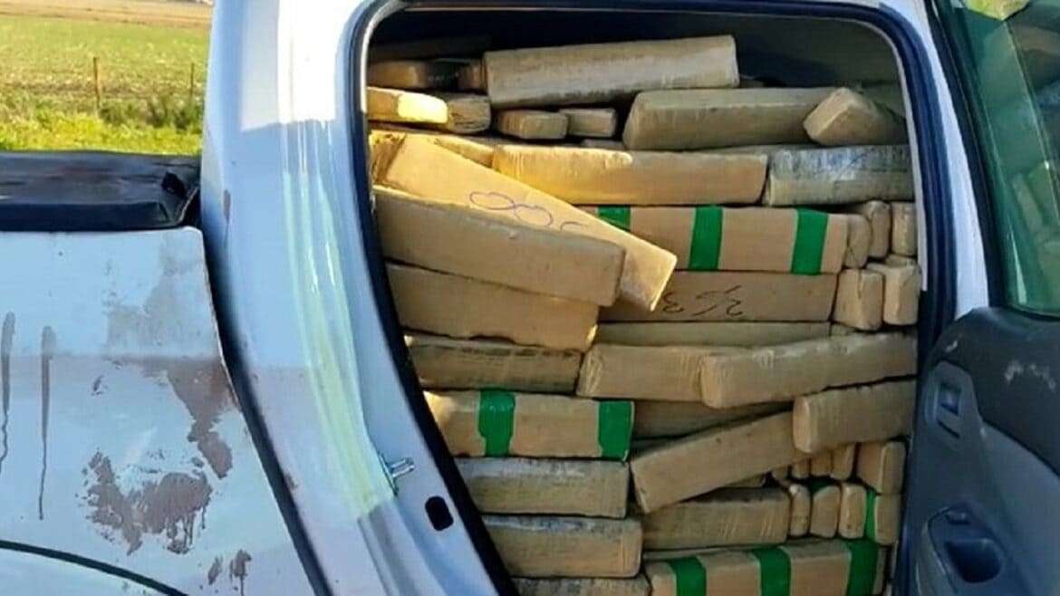 Traficante abandona veiculo com tonelada de maconha na contra mão e é preso pela PRF