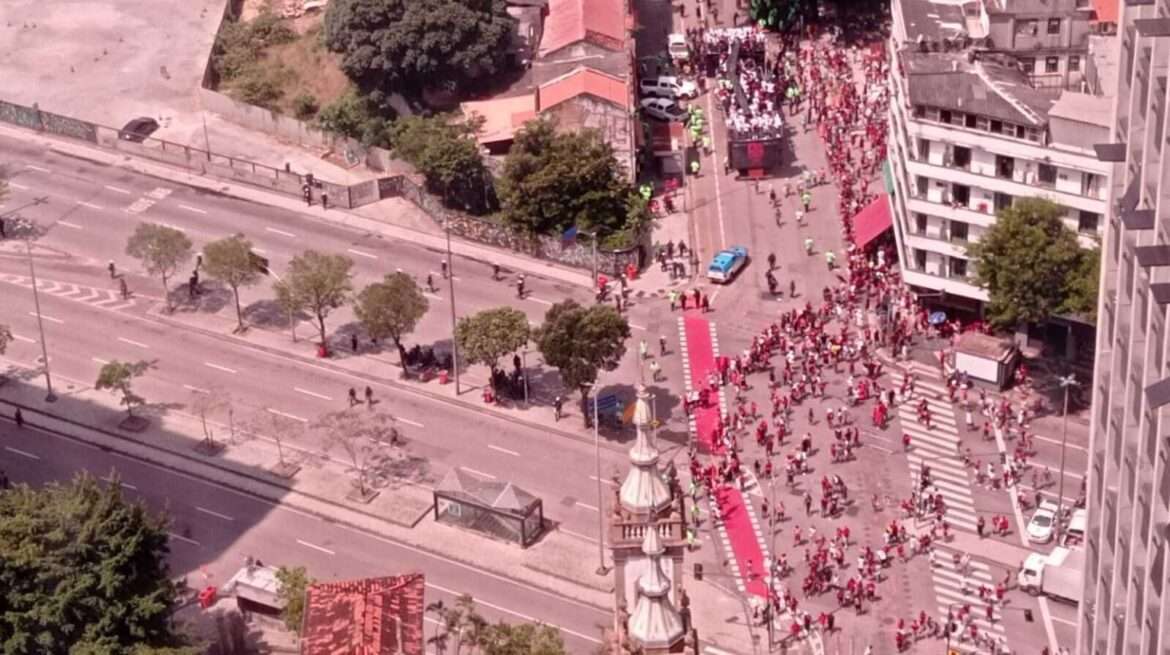 Vídeo: festa do Flamengo deixa cinco PMs e dezenas de torcedores feridos