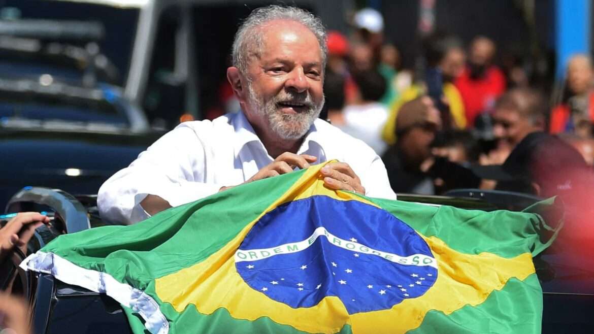 Lula teve a candidatura aprovada pelo TSE, portanto não há impedimento para diplomação