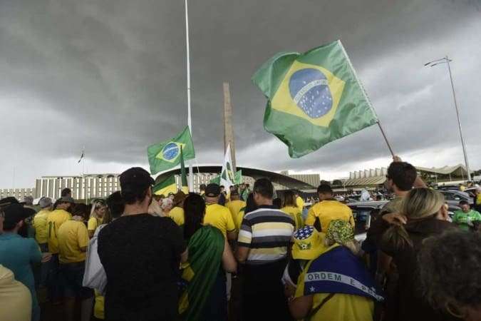 Em Brasília, bolsonaristas começam a chegar no QG do Exército para manifestação