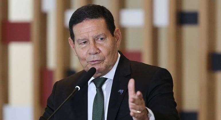 Mourão critica hipótese de golpe militar e diz que manifestações pacíficas são bem-vindas