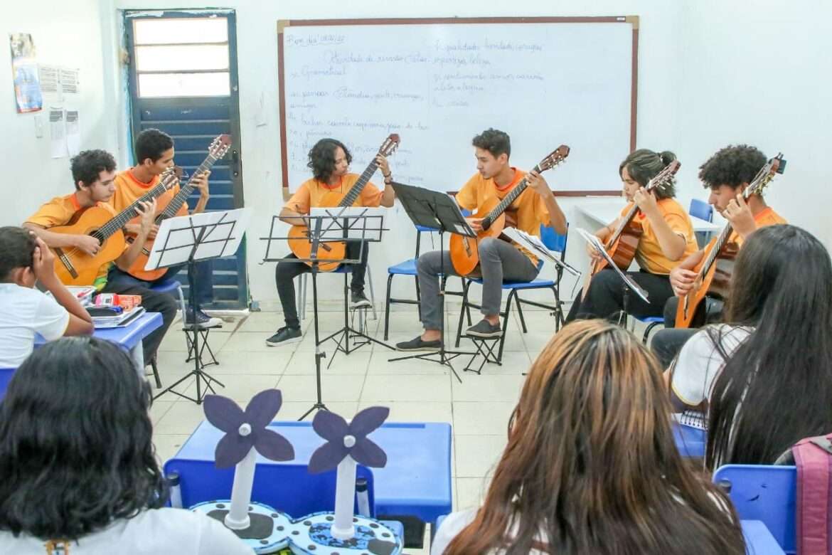 Escola da zona Rural de Manaus recebe orquestra de violão do Liceu Cláudio Santoro 