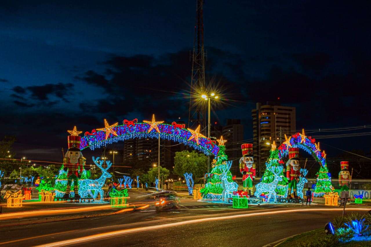 Cenários natalinos instagramáveis montados pela Prefeitura de Manaus são destaque na Ponta Negra no feriadão