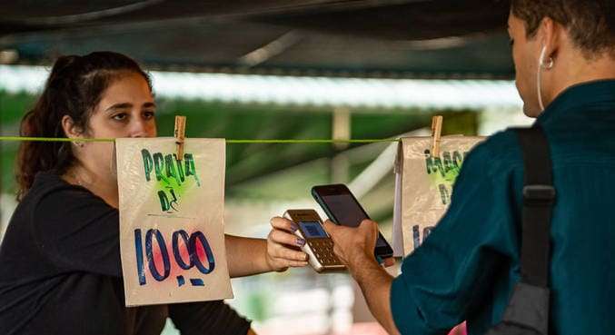 Pix completa 2 anos consolidado como meio de pagamento e vira ameaça a boletos e débito