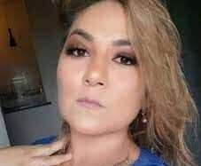 A cabo reformada da Polícia Militar do Amazonas (PM-AM), Eliana Silva Gonçalves, de 37 anos, foi encontrada morta pelo seu próprio marido na manhã desta quarta-feira (16), em um cômodo da residência deles, em Manaus. De acordo com informações divulgadas pela PM através de nota, o marido de Eliana estava dormindo e ao se levantar para ir ao banheiro, encontrou a mulher caída no banheiro. O homem ainda tentou reanimar a vítima, mas não obteve sucesso. Leia mais: Policial morre após reagir a assalto em mercadinho Uma equipe do Serviço de Atendimento Móvel de Urgência (SAMU) ainda foi acionada para a ocorrência mas ao chegar no local, apenas constatou o óbito. O corpo da PM foi removido pelo Instituto Médico Legal (IML), onde passará por exames de necropsia para identificar a causa da morte.