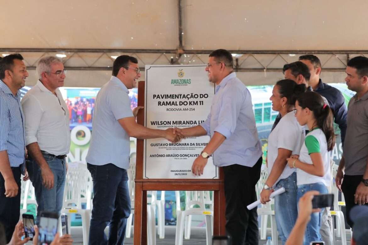 Wilson Lima entrega ramal pavimentado no Careiro Castanho e vistoria obra em feira no Careiro da Várzea