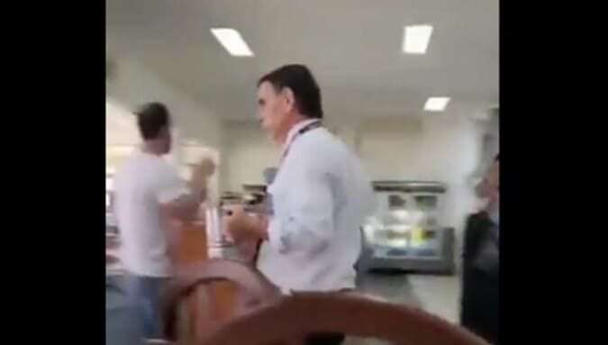 Vídeo: garçom sósia de Bolsonaro viraliza nas redes: "Achou outro emprego"