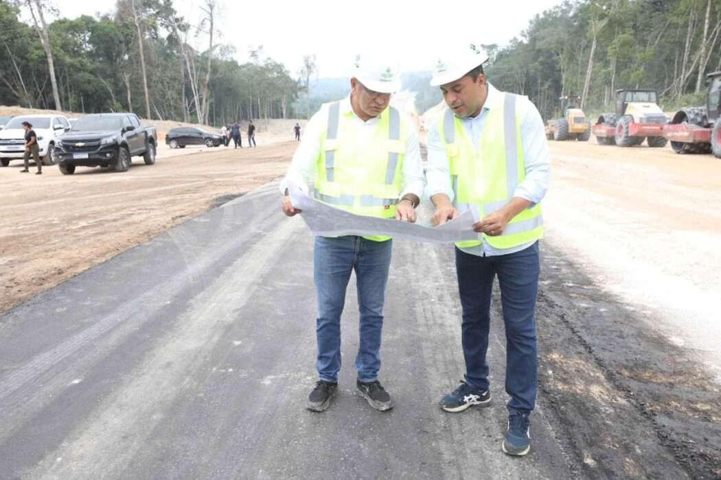 Governador Wilson Lima acompanha pavimentação dos primeiros 5 quilômetros do Anel Viário Leste