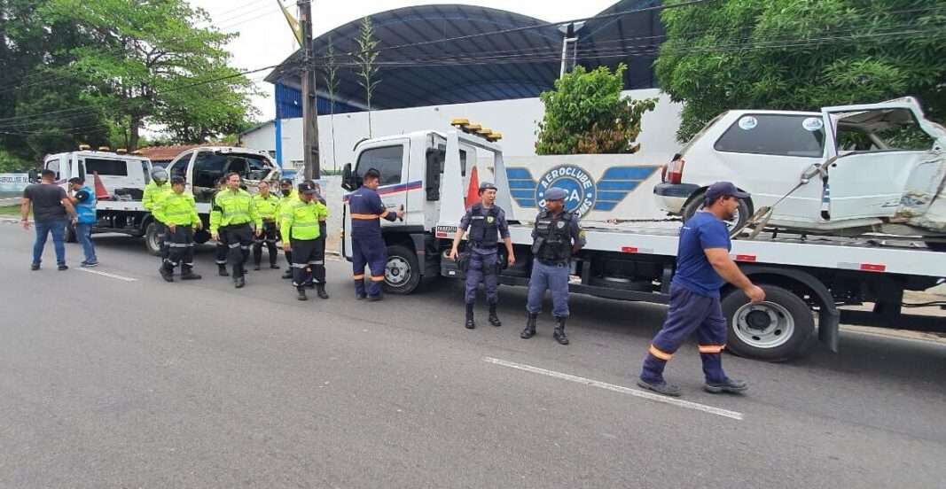 Operação ‘Sucata’ retira veículos abandonados de calçadas na zona Centro-Sul de Manaus