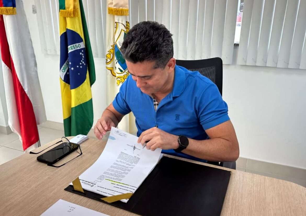 Prefeito David Almeida assina a nomeação de 100 ACSs aprovados no concurso público da Semsa