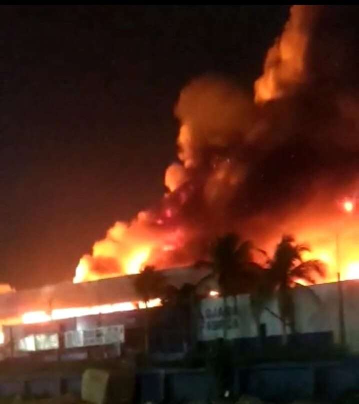 Vídeo: incêndio destrói fábrica de colchão no Tarumã