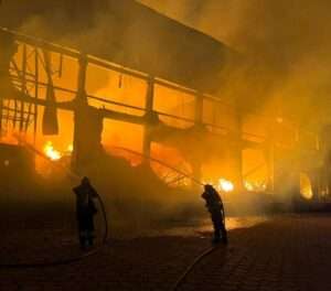 Bombeiros atuam na contenção de incêndio em fábrica de colchões, na zona oeste de Manaus