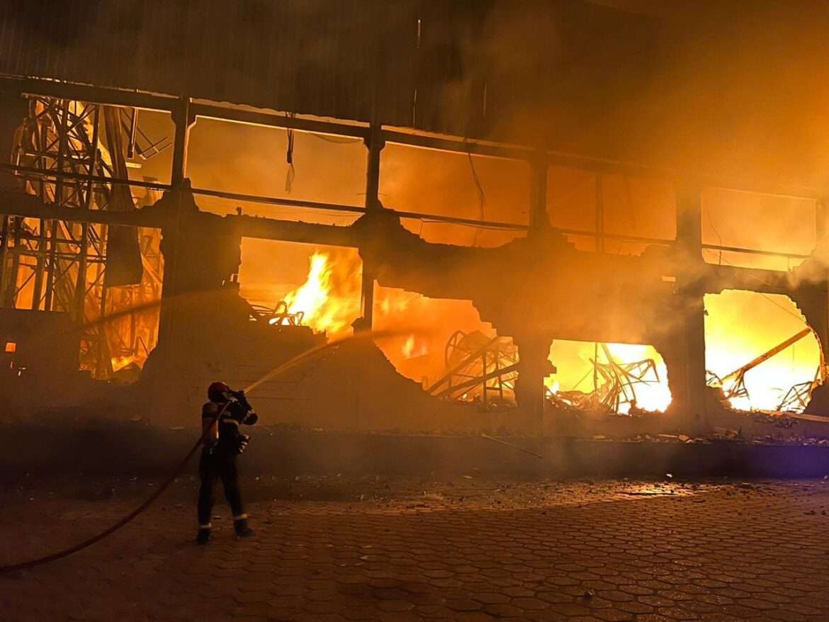 Bombeiros atuam na contenção de incêndio em fábrica de colchões, na zona oeste de Manaus