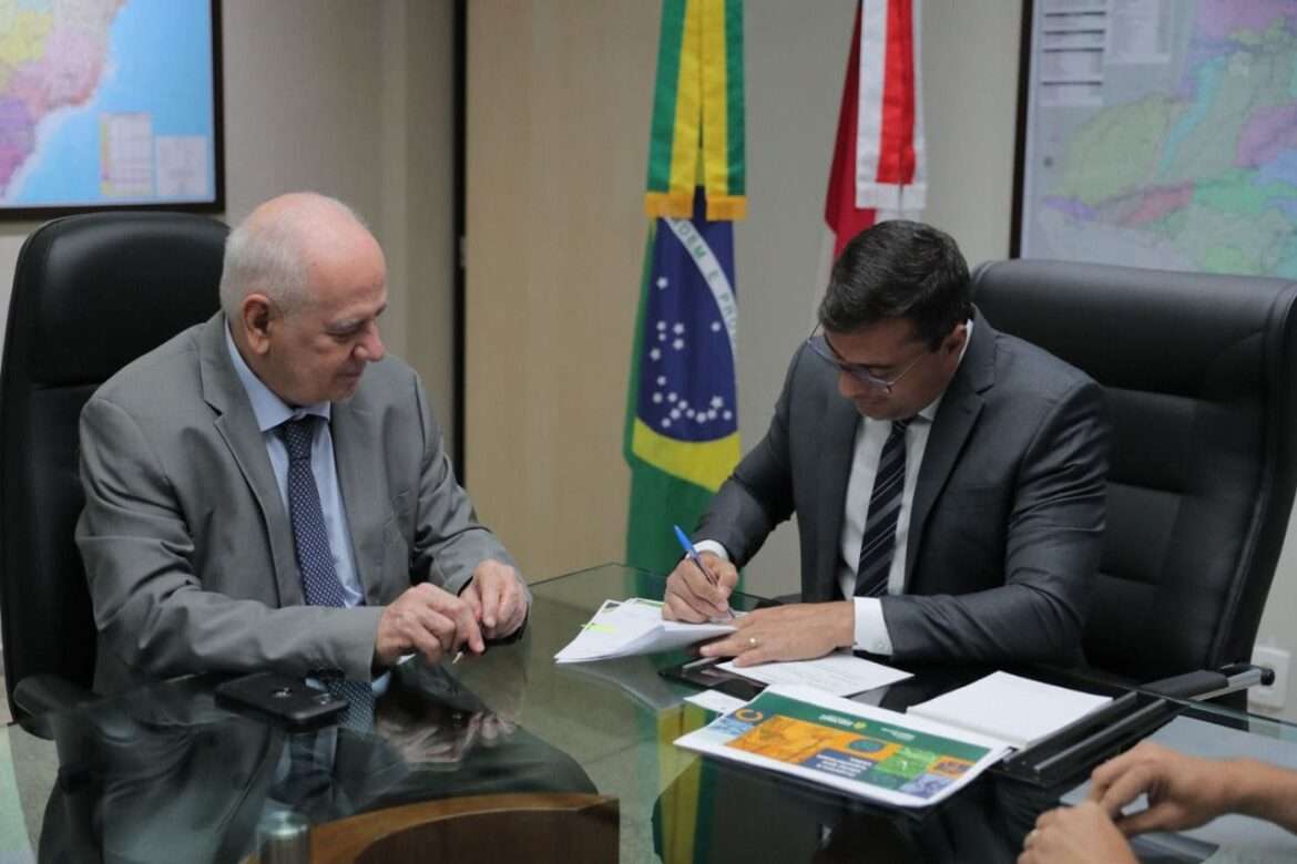 Wilson Lima assina ordem de serviço para Infraestrutura no bairro Colônia Antônio Aleixo