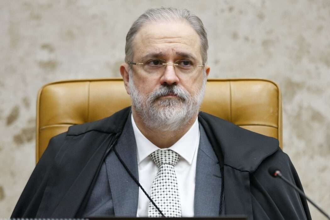 Procuradores pedem que Aras investigue Bolsonaro por "eventual conivência"