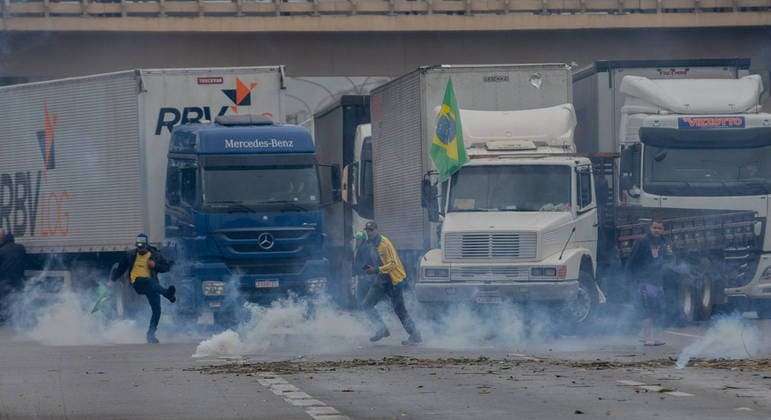 Manifestantes mantêm 74 bloqueios em nove estados, diz PRF