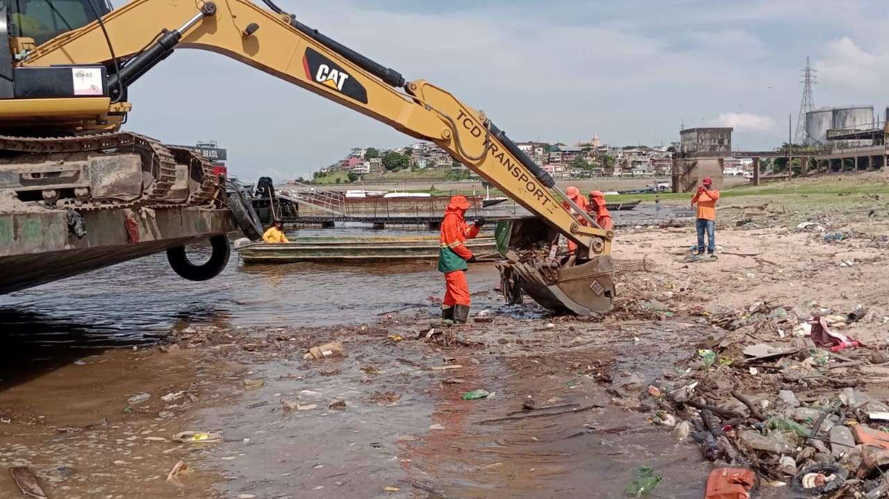 Prefeitura intensifica os serviços de limpeza nas orlas dos rios e igarapés da cidade