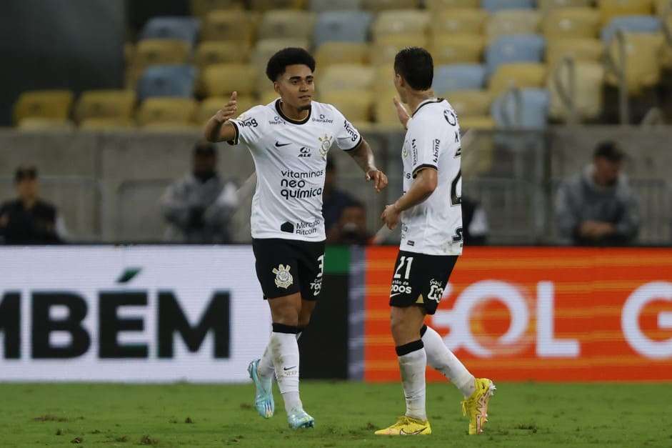 Corinthians derrota Flamengo no Maracanã e se garante na Libertadores