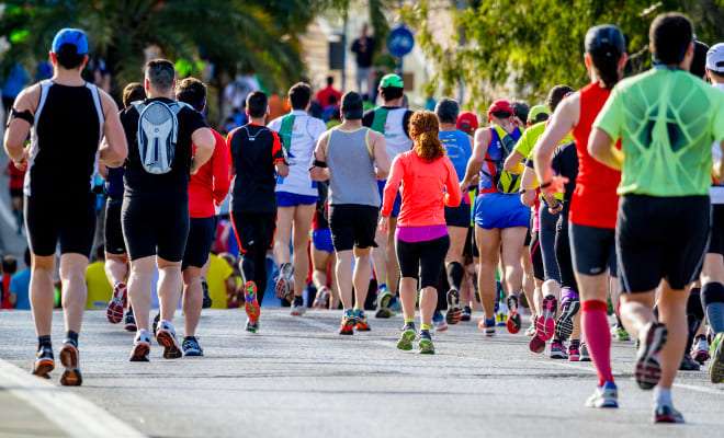 Em comemoração ao seu aniversário de três anos, a ONG Parceiros Brilhantes realiza a I Corrida Solidária, na capital amazonense, no próximo dia 03 de dezembro. Esta é uma ação que faz parte da campanha Dia de Doar com o tema "Sua disposição transforma vidas". A organização do evento fica por conta da To Goal Sports. De acordo com Mayara Brilhante, diretora executiva da Parceiros Brilhantes, a iniciativa também tem o objetivo de promover a cultura da filantropia na cidade. Pela vez em uma corrida, todo dinheiro arrecadado com as inscrições será revertido em doações para manutenção da associação. “Estamos ansiosos por essa oportunidade em reunir atletas e amadores em um evento que, além da corrida, também terá atividades voltadas para saúde, bem estar e cultura. Pela primeira vez, Manaus recebe um evento deste tipo onde 100% das inscrições são em forma de doação direta para uma ONG”, afirma a diretora executiva. São aguardados 800 corredores na modalidade adulta e 200 para o público infantil. As provas serão realizadas no Complexo Turístico da Ponta Negra, Zona Oeste de Manaus, em duas modalidades, sendo uma para o público infantil (até 300 metros) e outra para adulto com o percurso de 5 KM. Pessoas com Deficiência (PCDs) e Pessoas com Necessidades Especiais (PNEs) também podem participar da competição. Shows, apresentações e aulas de dança vão integrar os participantes da corrida e os frequentadores da Ponta Negra em um dia de inclusão. Patrocinadores e empresas parceiras terão stands montados para oferecer produtos e serviços. Inscrições As inscrições já podem ser feitas diretamente no www.ticketsport.com.br. Os preços vão variar conforme o padrão de cada doador. Pessoas que queiram fazer uma doação anual no valor de R$ 400 terão direito a três convites para participar da corrida (seja infantil ou adulto). Nessa categoria todos ganham o kit de corredor e medalha de participação. Outra forma de participar é adquirir o passaporte único no valor de R$ 110, modalidade adulto. Para o público infantil a taxa única é de R$ 75, até 14 anos. Vale lembrar que apenas adolescentes e crianças acompanhadas pelos pais vão poder participar. Os que já são doadores da ONG vão pagar apenas R$ 85. Dia de Doar O Dia de Doar é uma grande campanha para promover a cultura de doação no Brasil, e é parte de um movimento mundial chamado #GivingTuesday. Este ano, a data será celebrada no dia 29 de novembro e busca fazer com que o país se mobilize para promover a cultura da doação. Todos podem participar: indivíduos, empresas, órgãos públicos, escolas, comunidades e terceiro setor. Em 2020, o Parceiros Brilhantes realizou o Dia de Doar com um stand no Manauara Shopping, a ação teve duração de 15 dias e incluiu lives com convidados para abordar temas relacionados à cultura da filantropia e sobre as ações e atividades do Parceiros Brilhantes. Em 2021, o Dia de Doar foi realizado com um show beneficente de Daniel Gonzaga, filho de Gonzaguinha, cantando os grandes sucessos do Rei do Baião em um show intimista inédito. Em 2022, a associação lidera o movimento na capital amazonense com a campanha #DoaManaus, reunindo 14 entidades do terceiro setor. Além da Corrida Solidária, a Parceiros Brilhantes também terá uma Loja Solidária no Shopping Ponta Negra do dia 21/11 a 22/12. Parceiros Brilhantes A entidade Parceiros Brilhantes surgiu há três anos com o objetivo de ajudar as pessoas através de oportunidades e atua em cima de três causas: Direitos Humanos, Meio Ambiente e Situação de Emergência. Desde então, a Parceiros já realizou grandes ações como o apoio no momento mais caótico da saúde amazonense: a crise do oxigênio. “Nós fomos uns dos primeiros a ter a iniciativa de pegar os cilindros de oxigênio e levar aos hospitais que estavam em uma situação caótica. Além disso, no mesmo período, também conseguimos levantar R$ 2 milhões em doações”, revela Mayara Brilhante. Uma outra ação que também marcou a atuação da Parceiros Brilhantes foi o resgate da moradora de rua e dependente química, conhecida como ‘Marina Silva’. Em 2020, ela virou ‘hit’ mundial ao ter um vídeo seu dançando compartilhado pela rainha do pop, Madonna.