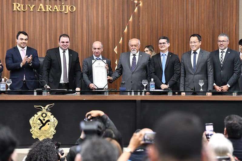 Prefeito David Almeida prestigia solenidade em homenagem ao presidente do Tribunal de Contas, na Aleam