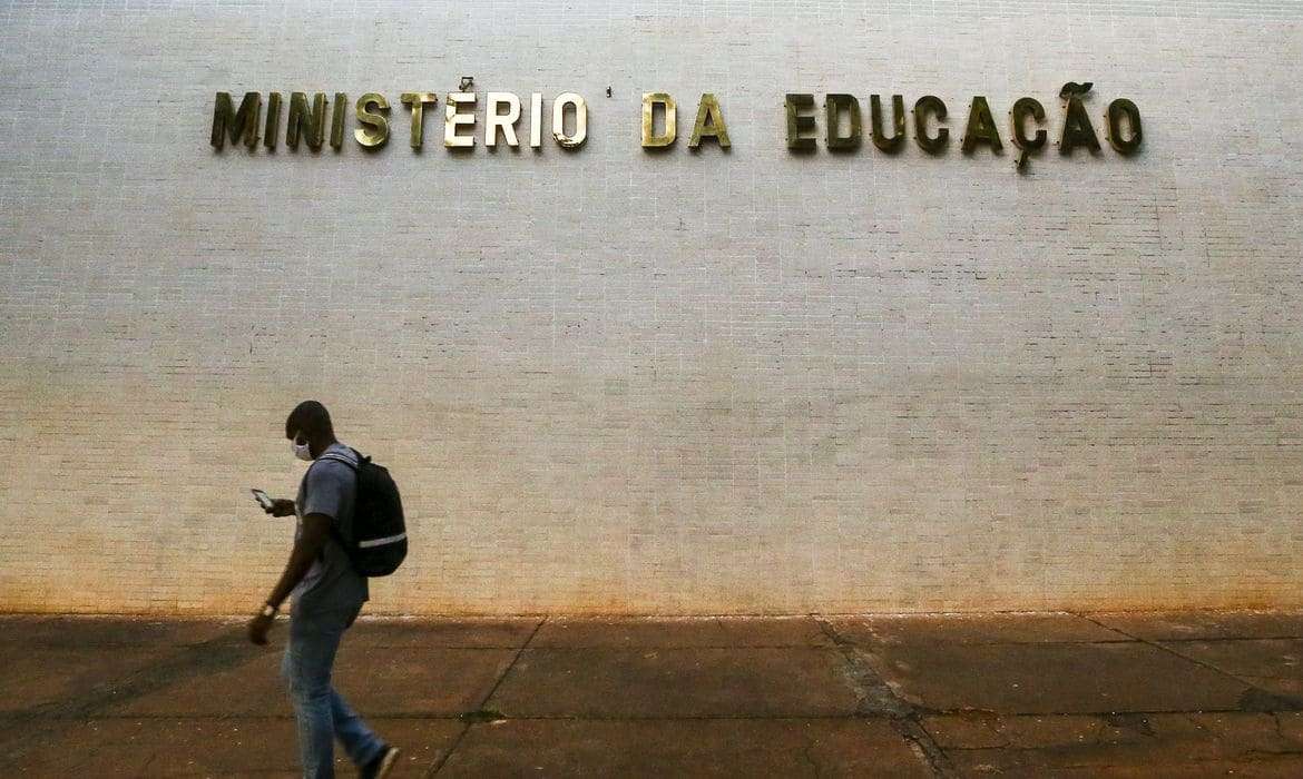 Governo recua de bloqueio no orçamento de universidades e institutos federais