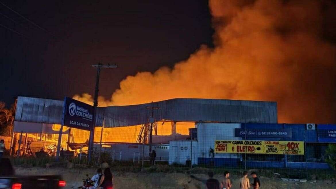 Incêndio destrói fábrica de colchões