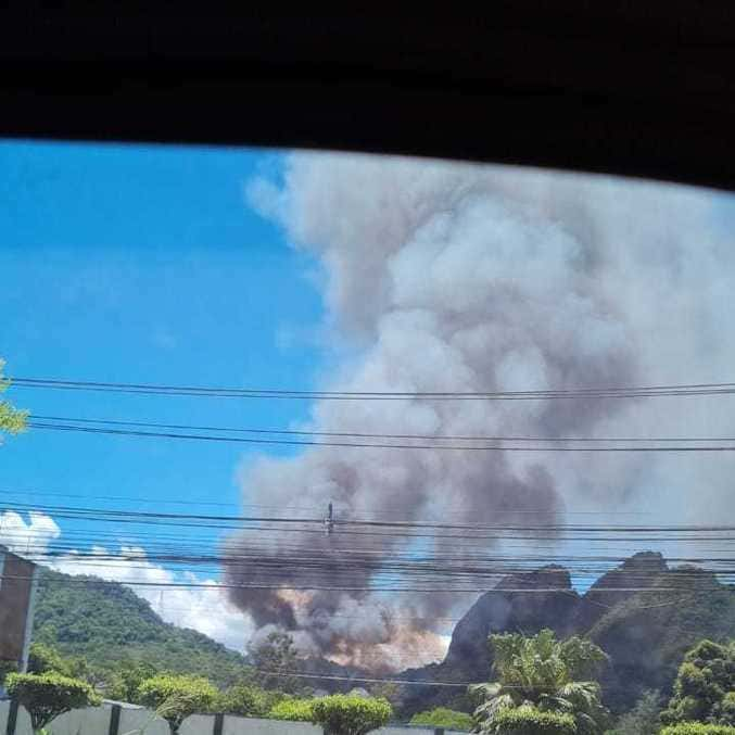 Cidade cenográfica de 'Todas as Flores' sofre incêndio. Globo apura