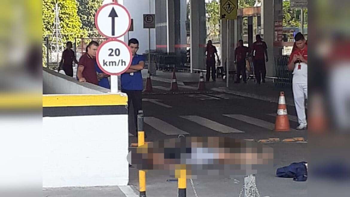 Homem sofre tentativa de homicídio em estacionamento de supermercado