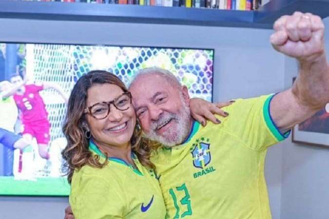 De camisa amarela, Lula e Janja comemoram vitória do Brasil sobre a Sérvia