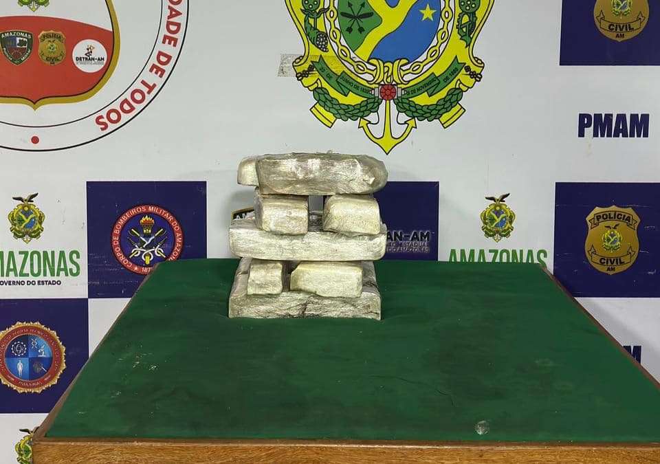 Mulher é presa com 10 Kg de cocaína escondidos em óleo de motor