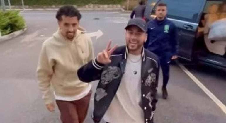 Neymar e Marquinhos chegam em Turim e completam grupo da seleção brasileira