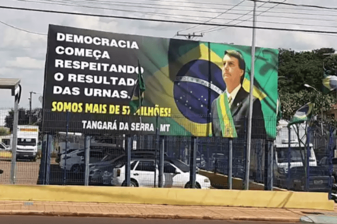 Viraliza outdoor bolsonarista pedindo respeito ao resultado das urnas