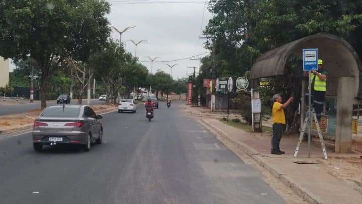 Prefeitura instala mais de 80 placas de paradas de ônibus nas principais avenidas de Manaus