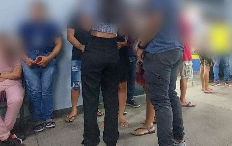 Homem finge pedir copo d água e faz dez funcionários refém em empresa