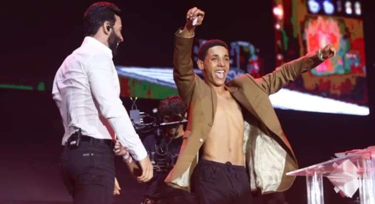 Gusttavo Lima dá blazer de R$ 15 mil para fã durante show