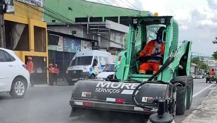 Prefeitura realiza limpeza da cidade com auxílio de varredoras mecânicas