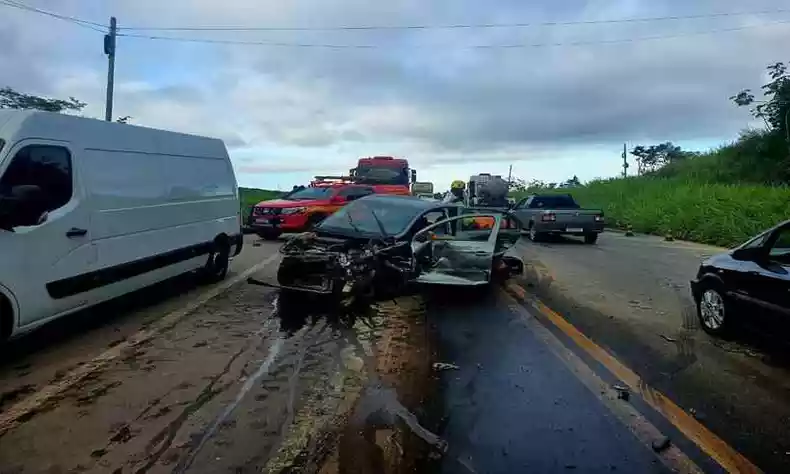 Acidente com três veículos fecha rodovia